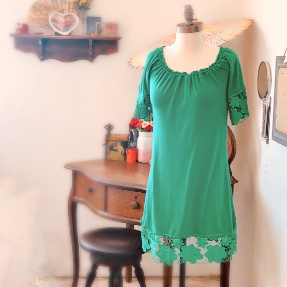 Bright spring green cotton dress with lace trim. Size: s
